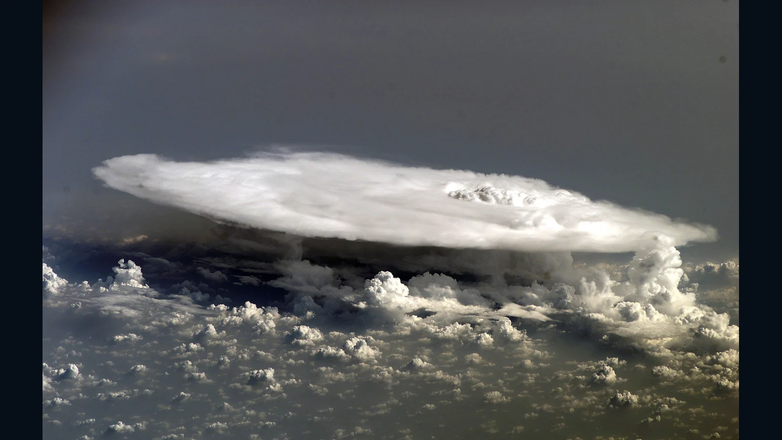 西アフリカの積乱雲。上部がかなとこのように横へ広がり、その下に縦に発達した雲が見える