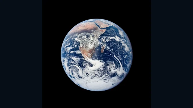 アポロ17号が撮影した地球。アフリカや雲、南極が見える