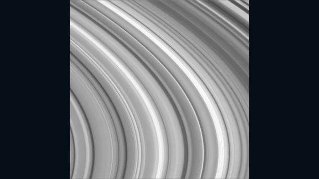 カッシーニが撮影した、明暗の細い帯と隙間を持つ土星の環の近接画像