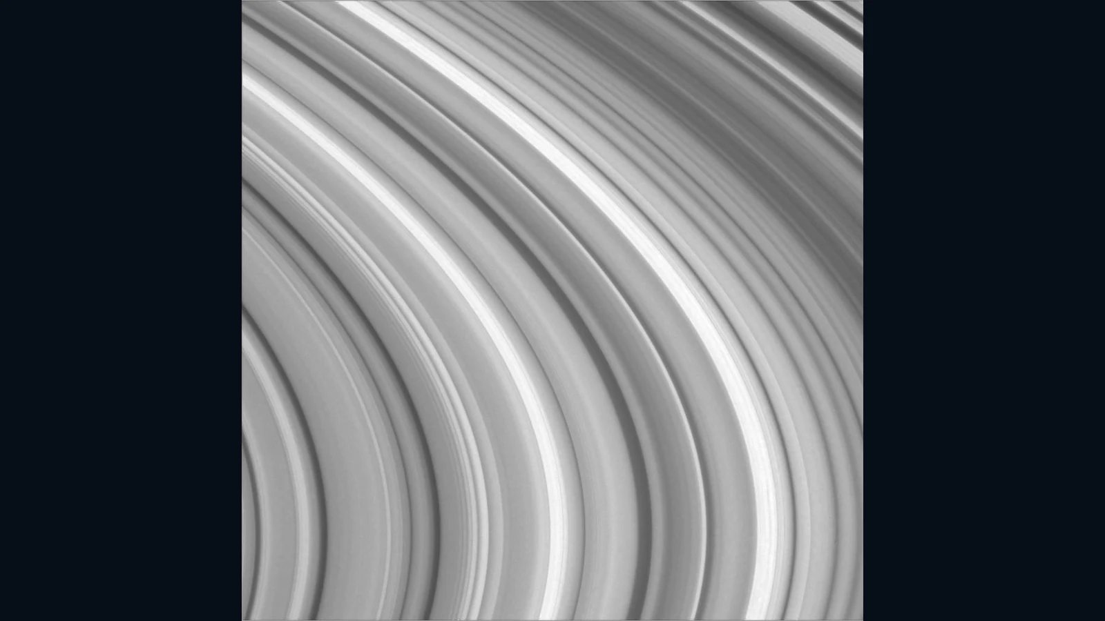 カッシーニが撮影した、明暗の細い帯と隙間を持つ土星の環の近接画像