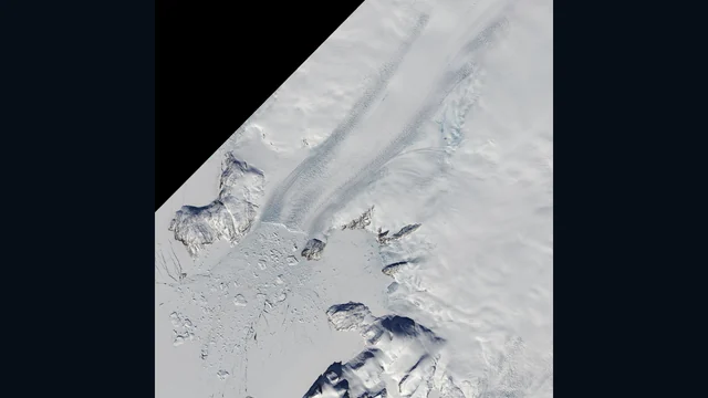 グリーンランドのコング・オスカー氷河の割れ目の多い末端と、沖の氷の集まりを写す衛星画像