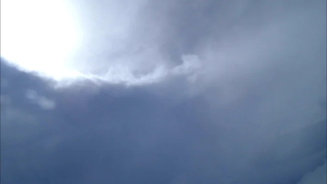 航空機からハリケーンEdouardの目の中で見た、眼の壁雲の上縁