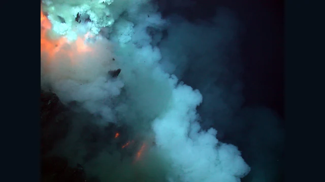 2009年のウェスト・マタ海底火山の噴火。左上に破片を含む噴出、下側に赤橙色に光る溶岩の帯が見える